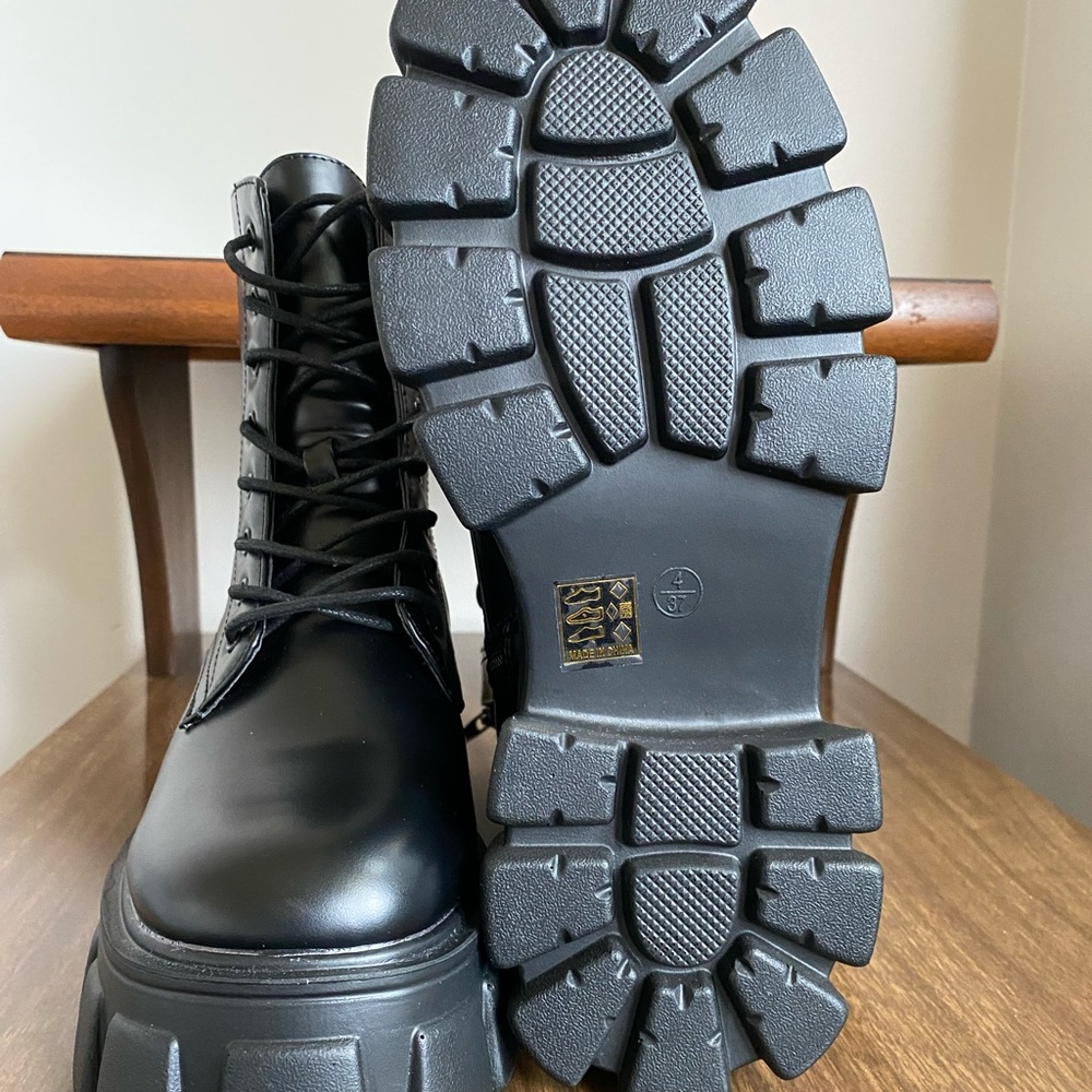 NWT ASOS black, platform, side zip boots. Size 6 - Picture 5 of 9